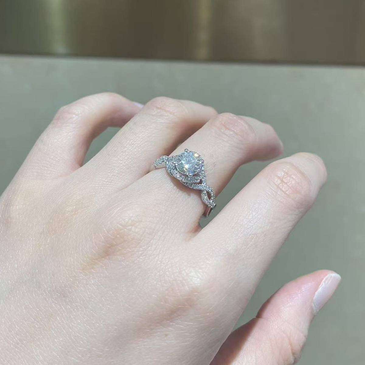 扭臂圆包女戒S925银镀白金定制选款主石莫桑钻1.0ct/副石高碳钻